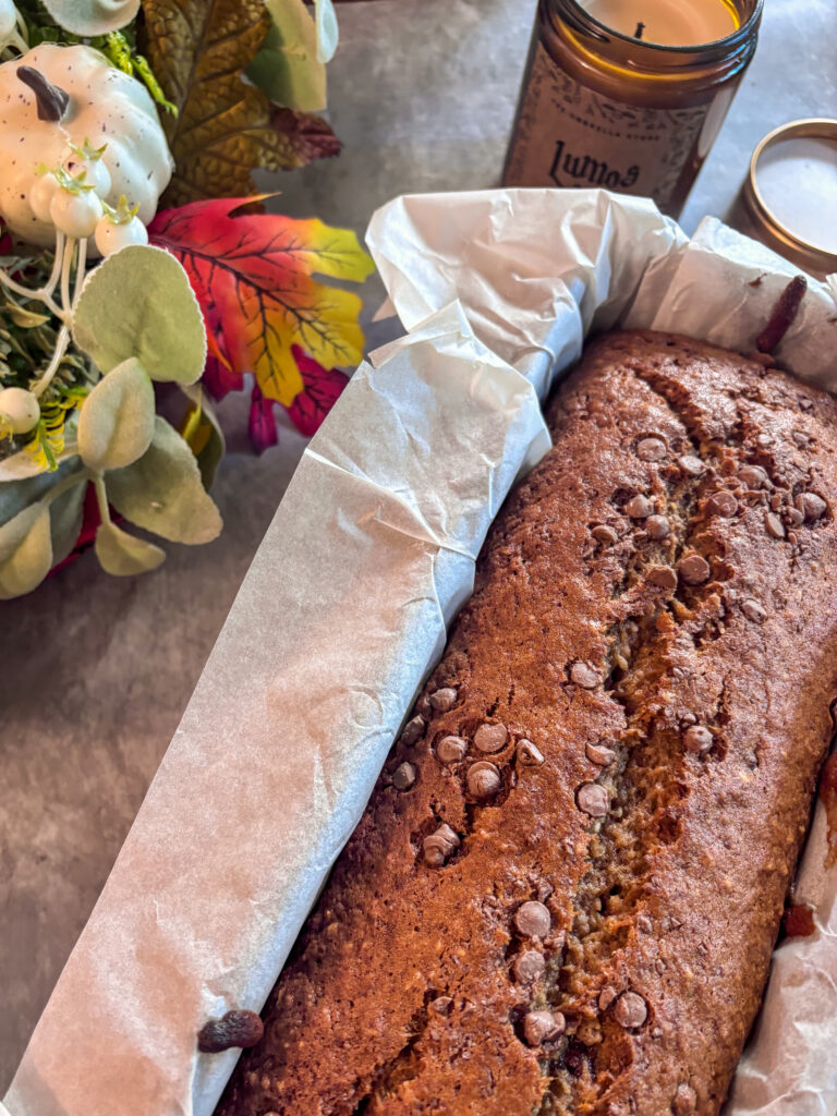 Hotový banánový chlebík ešte v chlebíkovej forme