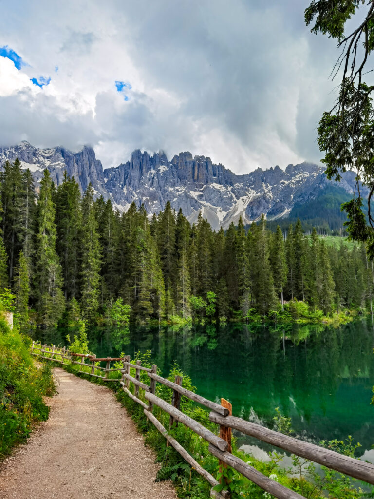 Výhľady počas prechádzky na Lago di Carezza