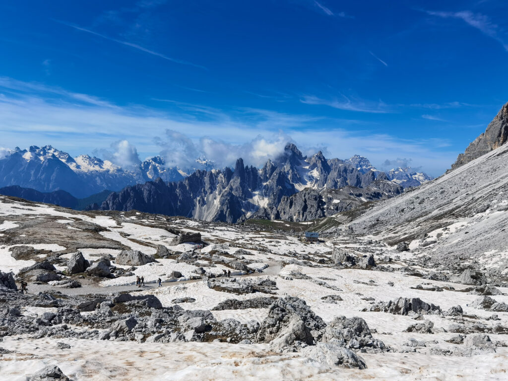 Výhľad na hory počas turistiky na Tre Cime